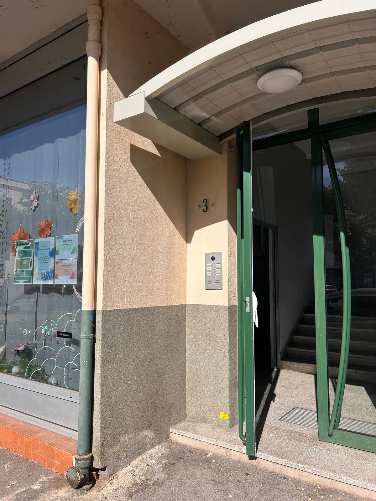 L'entrée du bâtiment 3