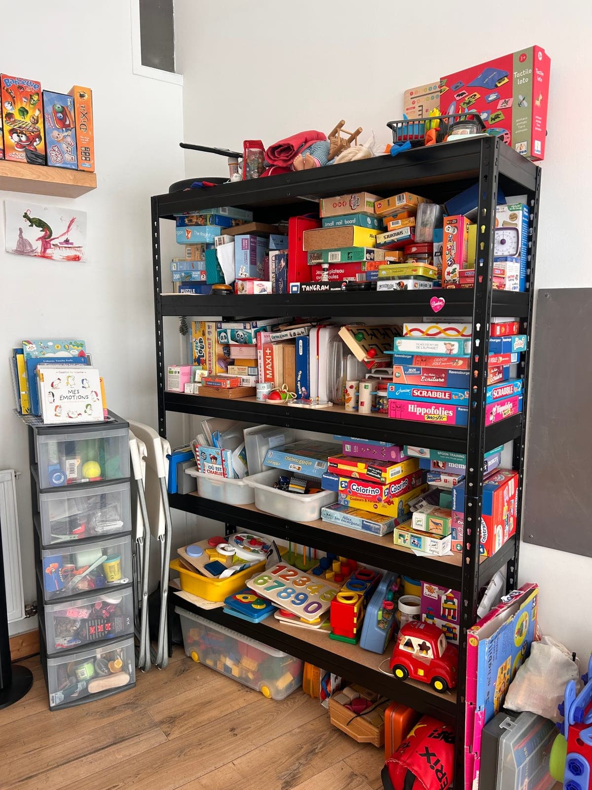 Les jeux, rangés à hauteur d'enfant